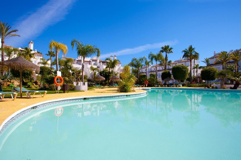 Estepona Makelaar - 4 slaapkamer herenhuis in een eerste lijn strand gemeenschap op 10 minuten van Marbella